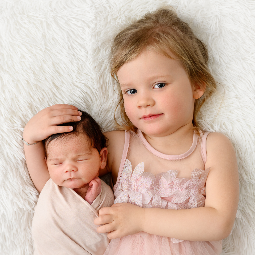 Photographe pour nouveau-né à Yverdon : mes conseils pour inclure votre ainé à la séance photo.