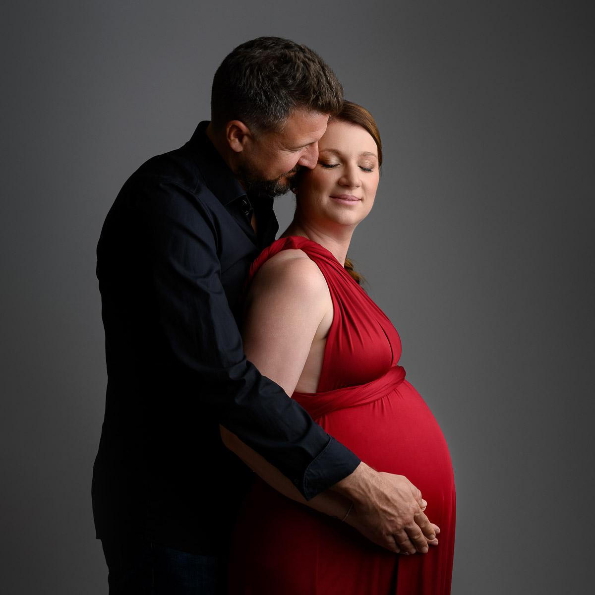 Séance photo maternité au studio près d’Yverdon Future maman pendant une séance photo maternité dans un studio près d’Yverdon-les-Bains