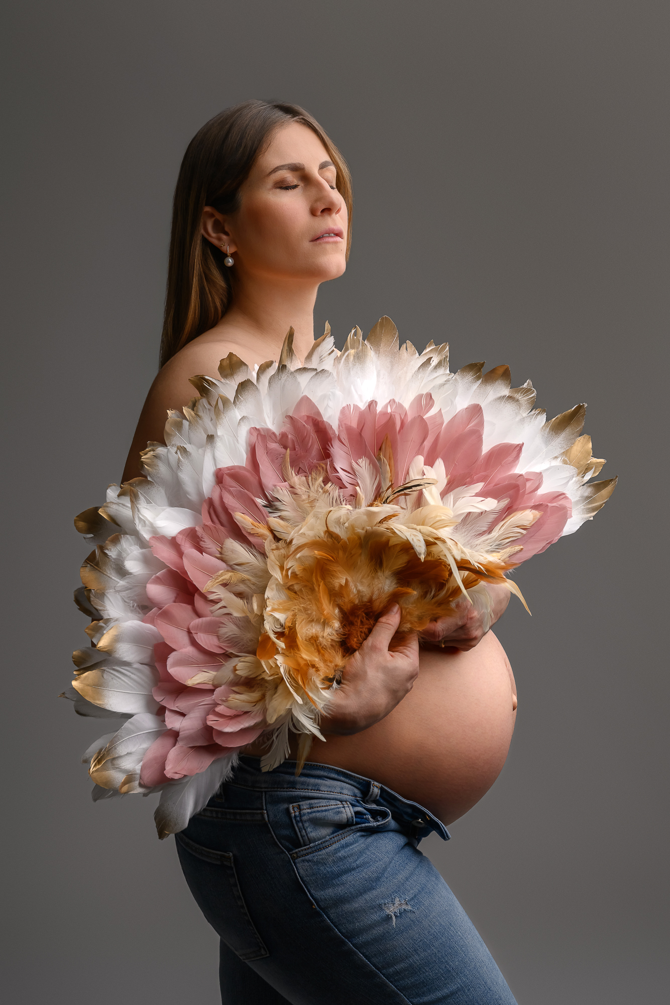 séance photo femme enceinte avec un éventail par photographe yverdon