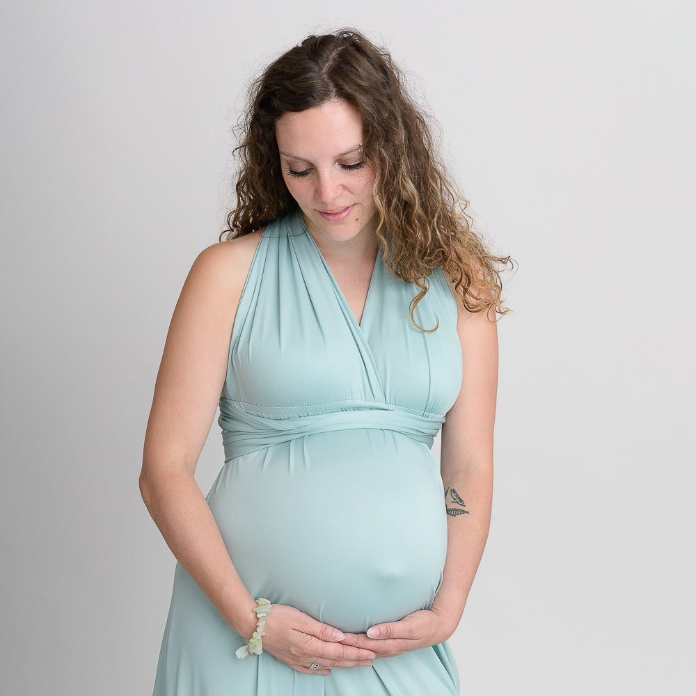 photographe_maternité_à_yverdon femme enceinte en séance photo près d'yderdon